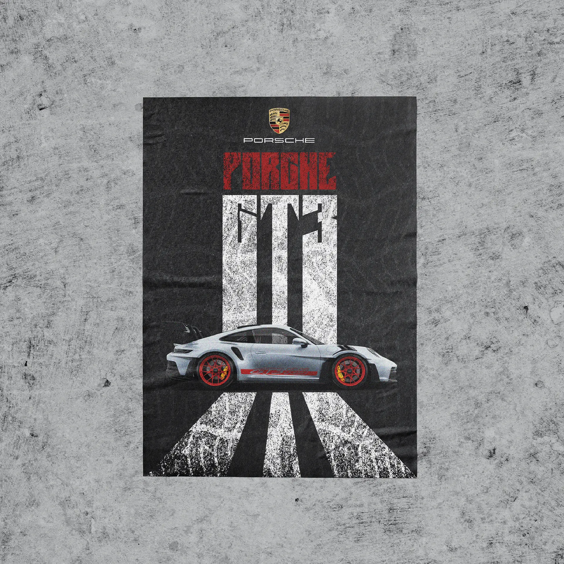 Voiture de sport Porsche GT3 RS avec un design audacieux et granuleux, montrant la voiture en vue de profil, sur un fond texturé avec le logo Porsche.